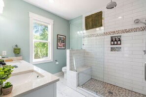 Regadera, toallas, jabón, shampoo 