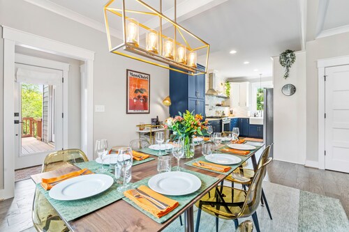 NEW - Duke 5 Mins, Upscale Eclectic Decor, Backyard Dining and Movies, Sleeps 10