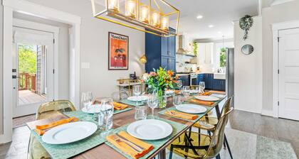 NEW - Duke 5 Mins, Upscale Eclectic Decor, Backyard Dining and Movies, Sleeps 10