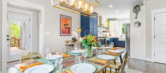 NEW - Duke 5 Mins, Upscale Eclectic Decor, Backyard Dining and Movies, Sleeps 10