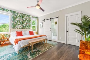 4 bedrooms, desk, iron/ironing board, free WiFi - NEW - Duke 5 Mins, Upscale Eclectic Decor, Backyard Dining and Movies, Sleeps 10 (Durham)