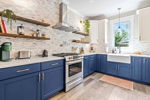 Kylskåp, mikrovågsugn, ugn och spishäll