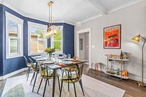 Dining - NEW - Duke 5 Mins, Upscale Eclectic Decor, Backyard Dining and Movies, Sleeps 10 (Durham)