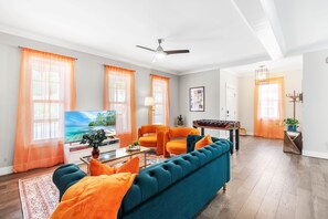 Smart TV, fireplace, foosball, books - NEW - Duke 5 Mins, Upscale Eclectic Decor, Backyard Dining and Movies, Sleeps 10 (Durham)
