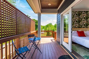 Outdoor dining - NEW - Duke 5 Mins, Upscale Eclectic Decor, Backyard Dining and Movies, Sleeps 10 (Durham)