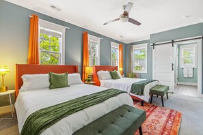 4 bedrooms, desk, iron/ironing board, free WiFi - NEW - Duke 5 Mins, Upscale Eclectic Decor, Backyard Dining and Movies, Sleeps 10 (Durham)