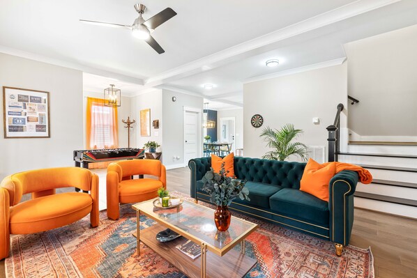 Smart TV, fireplace, table football, books - NEW - Duke 5 Mins, Upscale Eclectic Decor, Backyard Dining and Movies, Sleeps 10 (Durham)