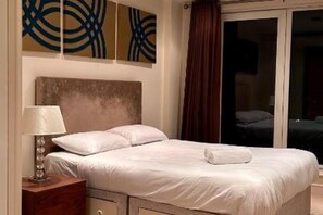 2 chambres, fer et planche à repasser, Wi-Fi, draps fournis