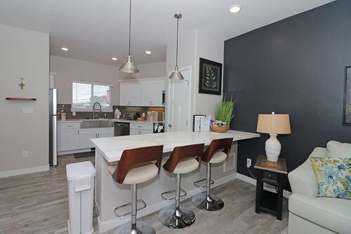 Modern Townhome w/EV Charger Near CMU