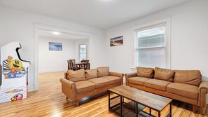 Living area - 6 bedroom House. Short Walk to Niagara Falls! (Niagara Falls)