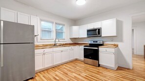 Private kitchen - 6 bedroom House. Short Walk to Niagara Falls! (Niagara Falls)