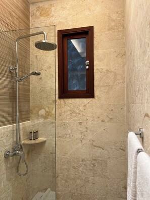 Estudio superior, cocina, vista a la alberca | Baño