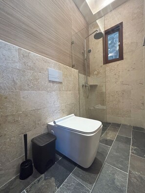 Estudio superior, cocina, vista a la alberca | Baño
