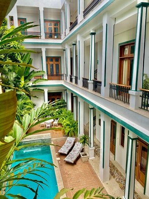 Estúdio superior, cozinha, vista para a piscina | Vista do quarto