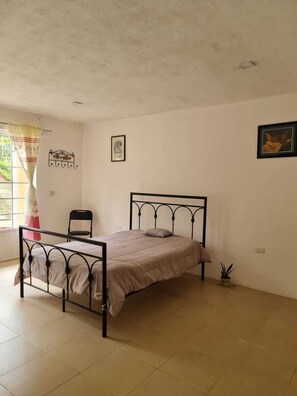 Quarto standard | Escrivaninha, Wi-Fi de cortesia, roupa de cama