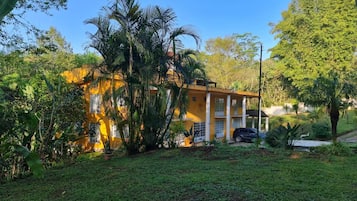 Vista frontal de la propiedad