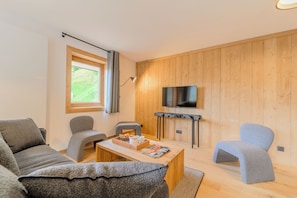 Family Apartment, 3 Bedrooms, Balcony | Living area
