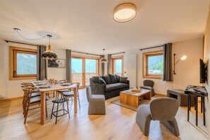 Departamento familiar, 3 habitaciones, balcón | Área de sala de estar