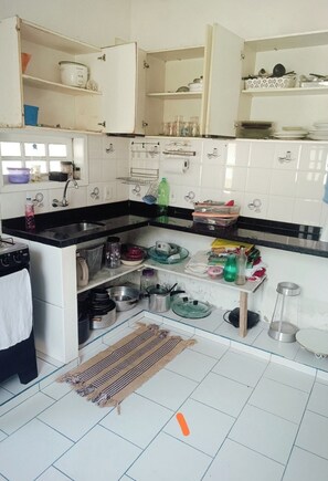 Fridge, oven, stovetop, dishwasher - THE BEST FARMHOUSE IN A CITY WITH A BEACH (Banqueta Angra dos Reis)