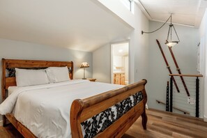 2 bedrooms, desk, iron/ironing board, travel crib