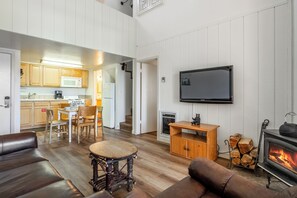 Una televisión, una chimenea