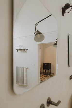 Deluxe Suite | Bathroom | Shower, hair dryer, towels, soap