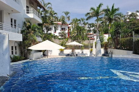 Una piscina al aire libre