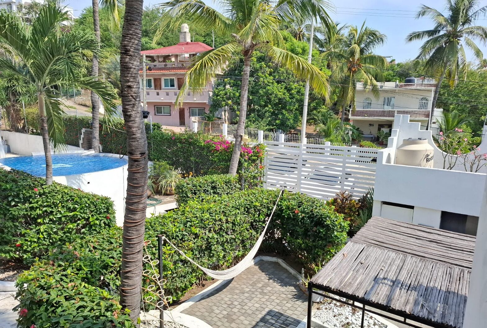 Vista frontal de la propiedad