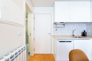 Kühlschrank, Mikrowelle, Ofen, Geschirrspüler