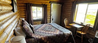 Cabin 7 at the Almo Inn near City of Rocks and Castle Rocks State Park - cozy!