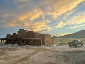 Exterior - Cozy cabin 2 in at Almo Inn with AC, WiFi near City of Rocks/Castle Rocks Idaho (Almo)