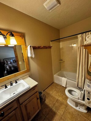 Hair dryer, towels, soap, shampoo - Cozy cabin 2 in at Almo Inn with AC, WiFi near City of Rocks/Castle Rocks Idaho (Almo)