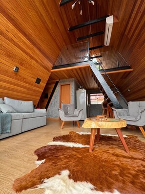 Basic Room, Mountain View | Living room | 50-inch Smart TV with digital channels - Chalé com Jacuzzi a 8km de Santa Teresa (Santa Teresa)