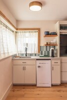 Frigobar, utensilios de cocina