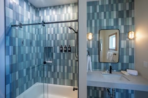 Combined shower/bathtub, towels, soap, shampoo