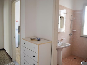 Ev, 2 Yatak Odası | Banyo