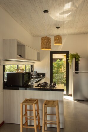 Design Chalet | Private kitchen | Dining tables - Casas Valley Boutique - Praia do Rosa (Imbituba)