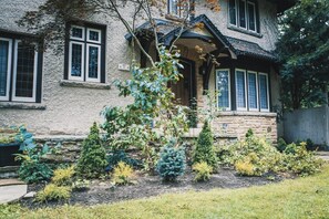 Exterior detail - The Kingsway Getaway (Toronto)