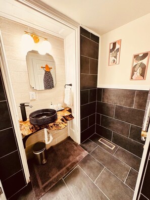 Haartrockner, Bidet, Handtücher, Seife