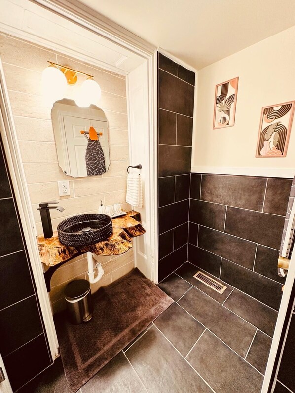 Haartrockner, Bidet, Handtücher, Seife