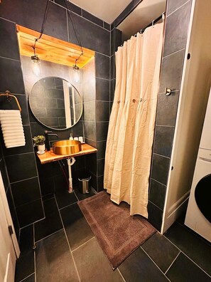 Haartrockner, Bidet, Handtücher, Seife