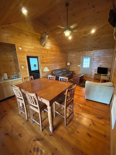 Charming 2-bedroom cabin with AC and WiFi in delightful Twin City, GA.