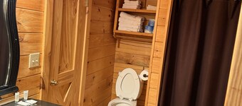 Charming 2-bedroom cabin with AC and WiFi in delightful Twin City, GA.