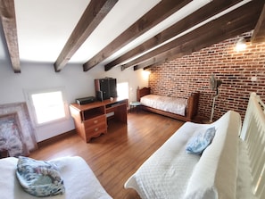 3 chambres, fer et planche à repasser, Wi-Fi, draps fournis