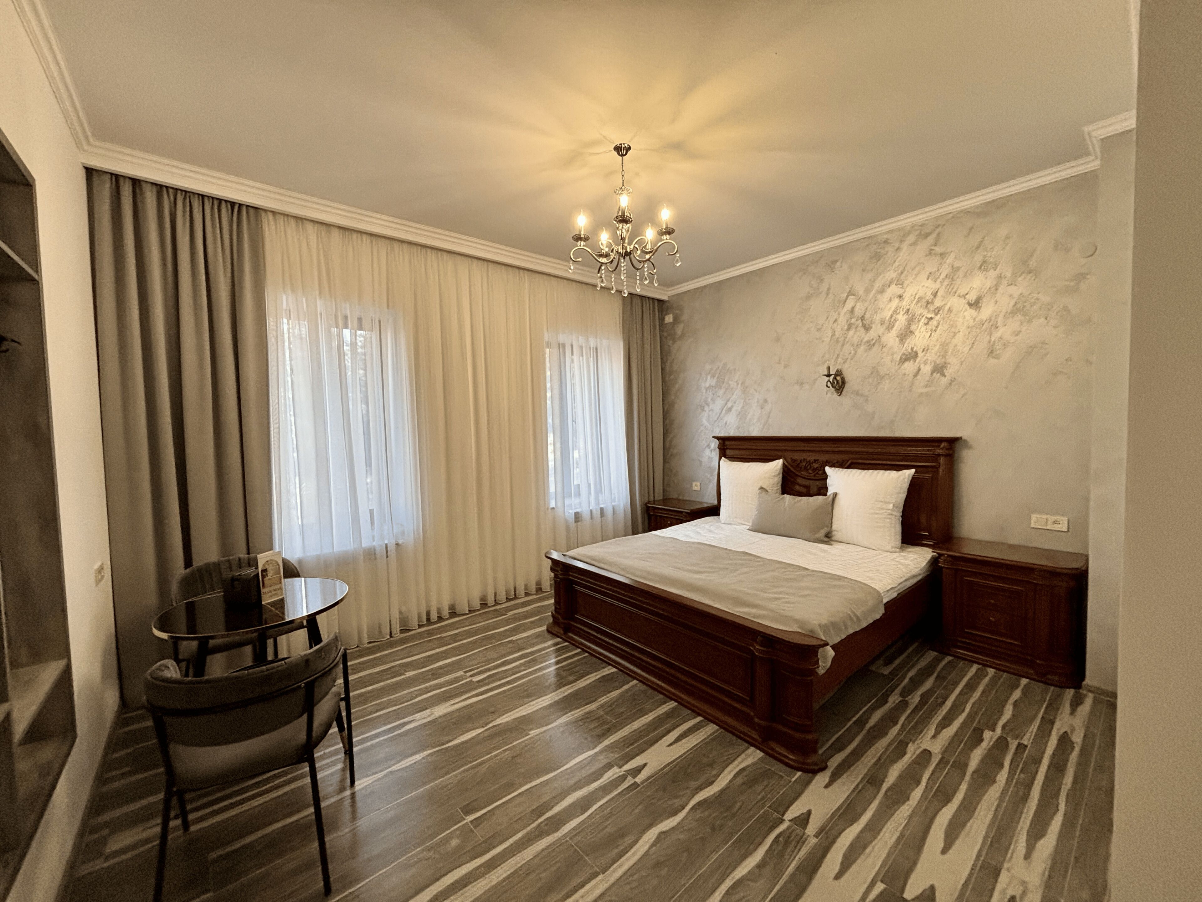 ميني بار وخزنة داخل الغرفة ومكتب ومساحة عمل للكمبيوتر المحمول