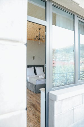 Minibar, coffres-forts dans les chambres, bureau