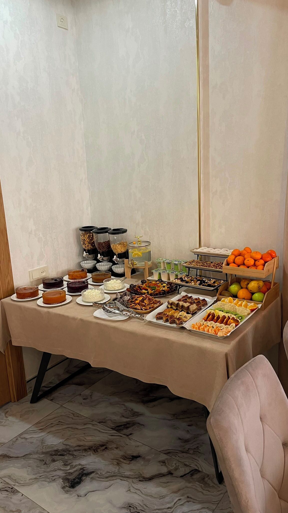 Een buffet met verschillende gerechten en een koffiehoek.