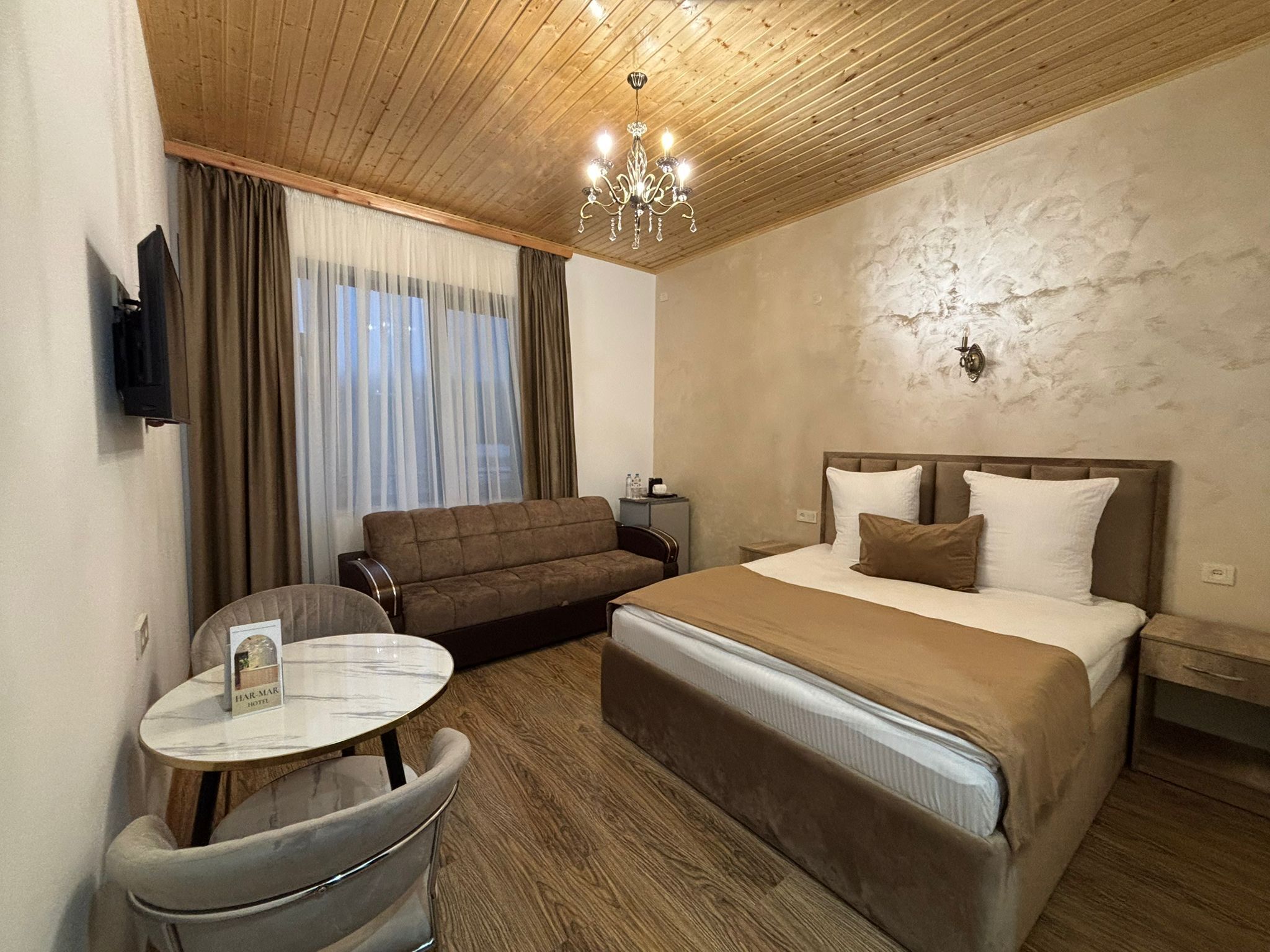 Habitación doble Deluxe, vista a la montaña | Minibar, caja de seguridad en la habitación y escritorio 