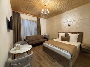 Deluxe Double Room, Mountain View | Bar mini, peti besi dalam bilik, meja, ruang kerja komputer riba 