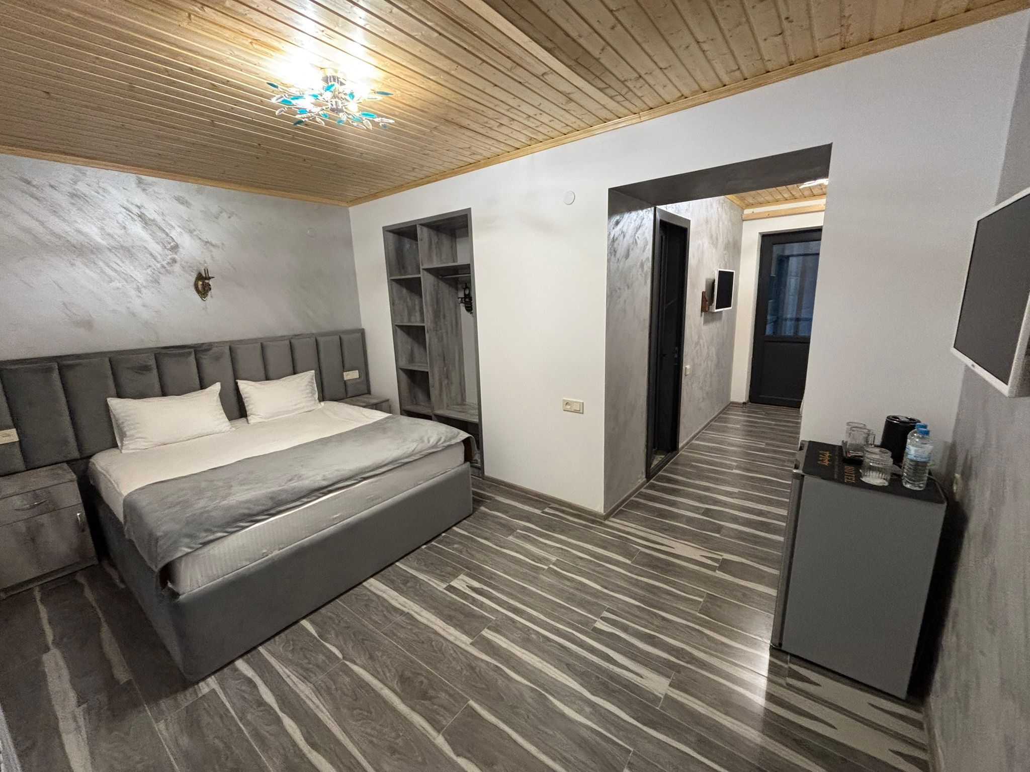Habitación doble Confort | Minibar, caja de seguridad en la habitación y escritorio 